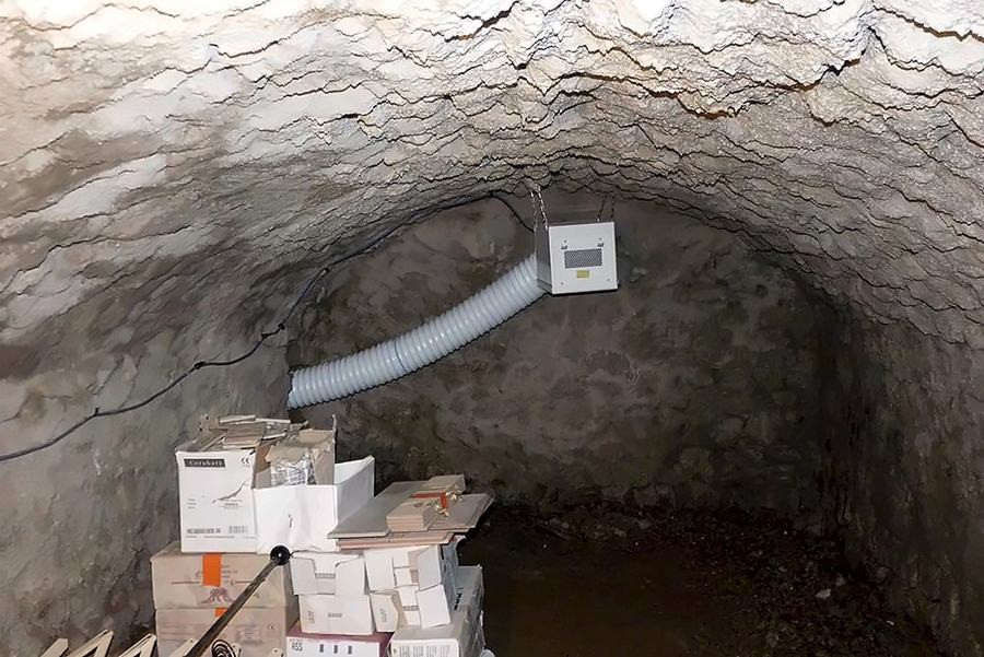 Cave voûtée en pierre équipée d'une ventilation mécanique avec gaine et boîtier de commande.